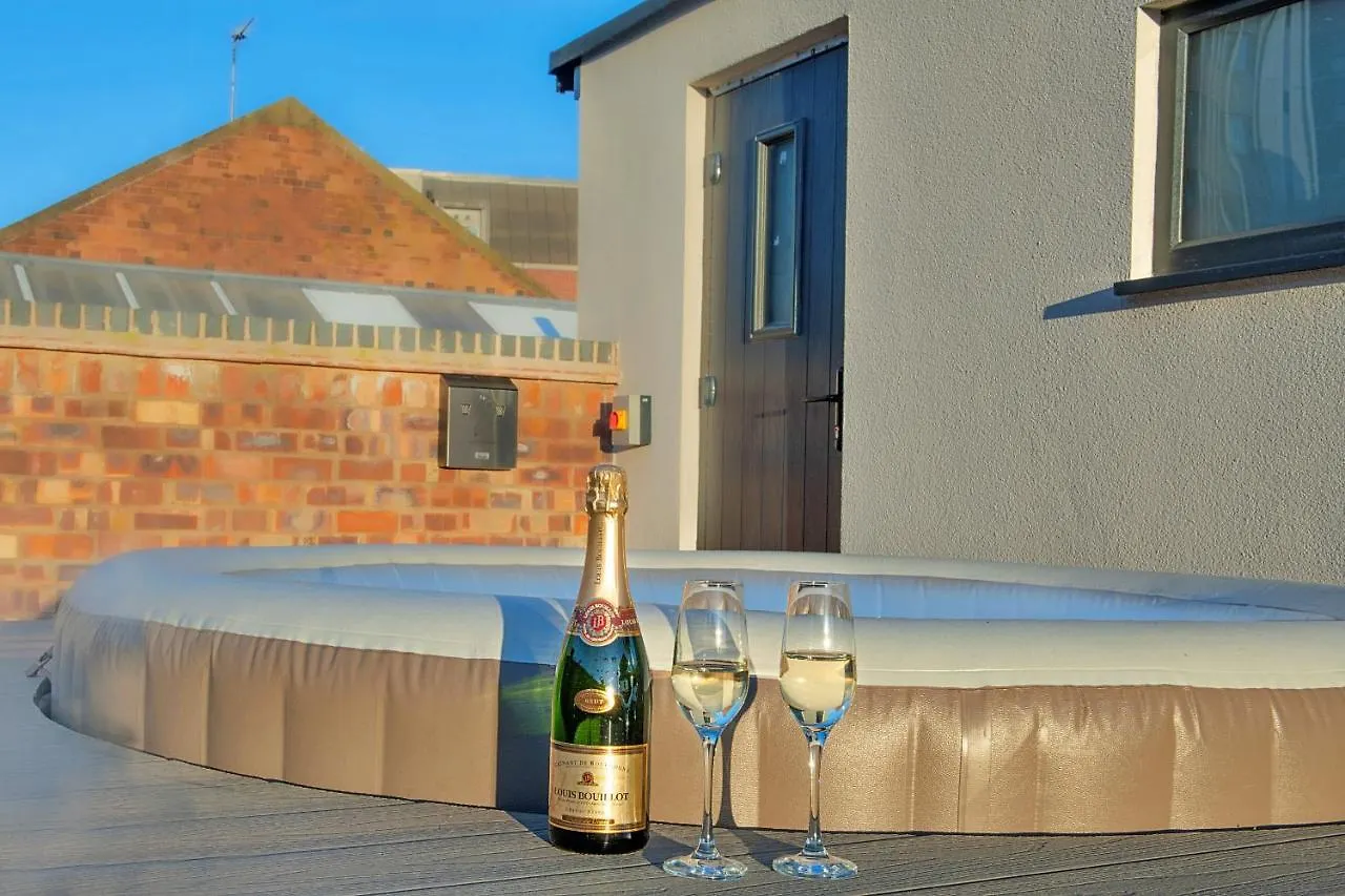 Finest Retreats - Castle House Nottingham - Luxurious Hot Tub Stay 0*,  United Kingdom