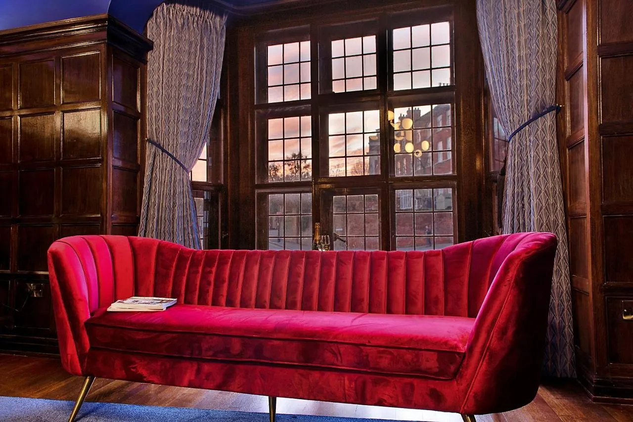 Finest Retreats - Castle House Nottingham - Luxurious Hot Tub Stay
