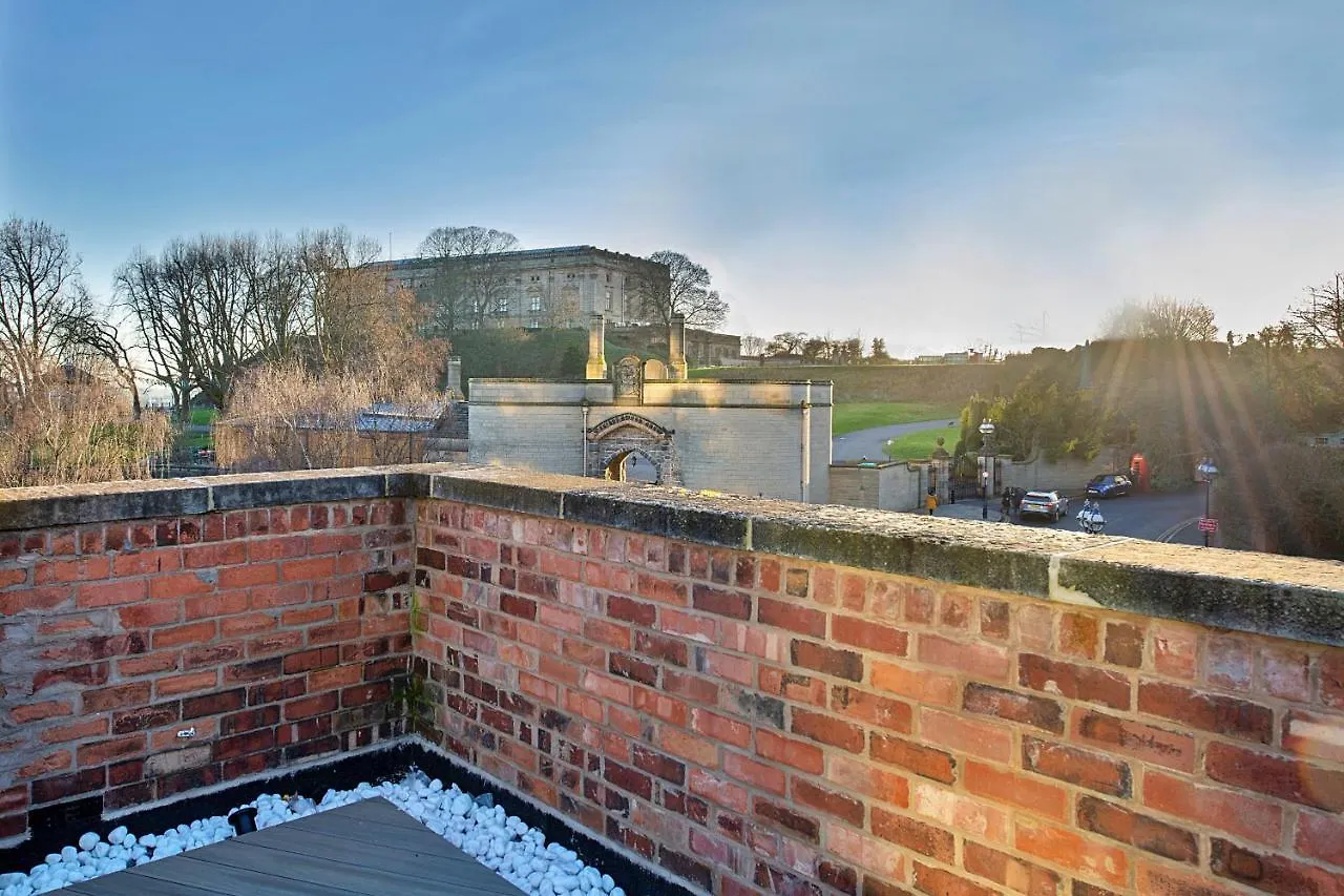 Finest Retreats - Castle House Nottingham - Luxurious Hot Tub Stay United Kingdom