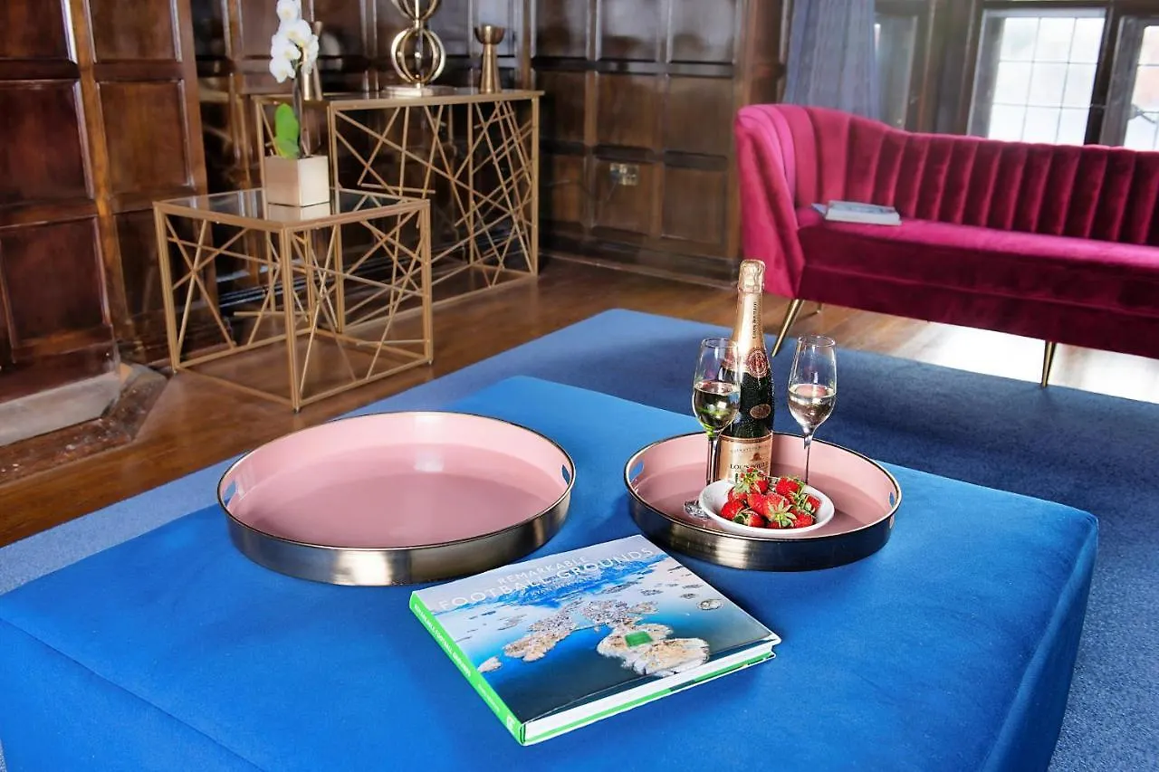 Finest Retreats - Castle House Nottingham - Luxurious Hot Tub Stay United Kingdom