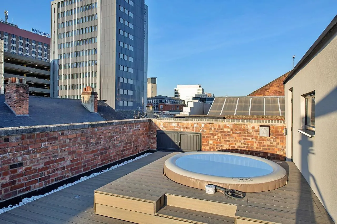 Finest Retreats - Castle House Nottingham - Luxurious Hot Tub Stay 0*,