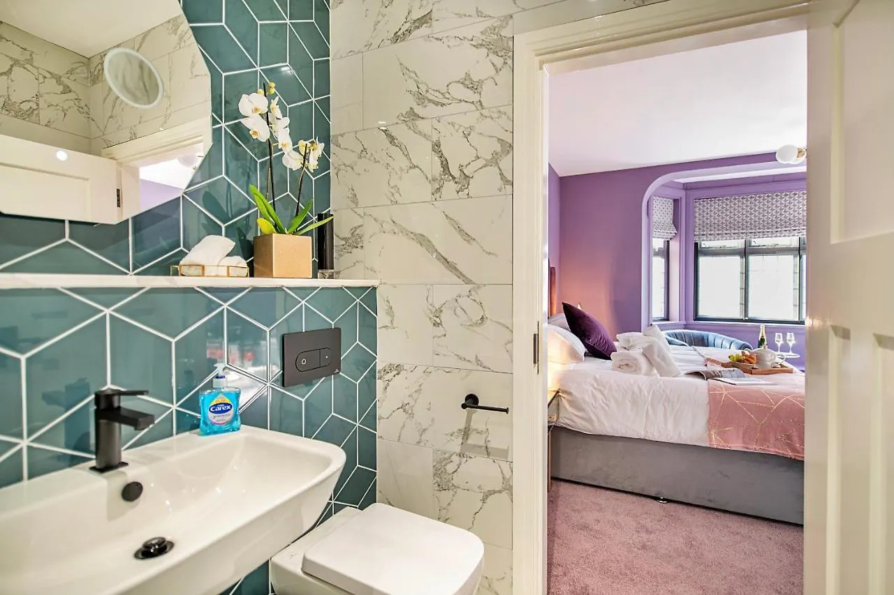 Finest Retreats - Castle House Nottingham - Luxurious Hot Tub Stay United Kingdom