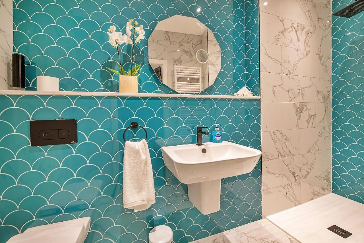 Finest Retreats - Castle House Nottingham - Luxurious Hot Tub Stay 0*,
