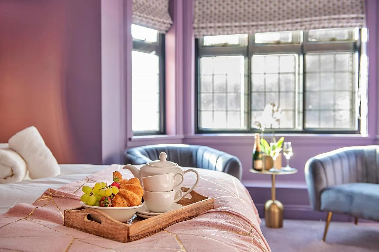 Finest Retreats - Castle House Nottingham - Luxurious Hot Tub Stay 0*,  United Kingdom