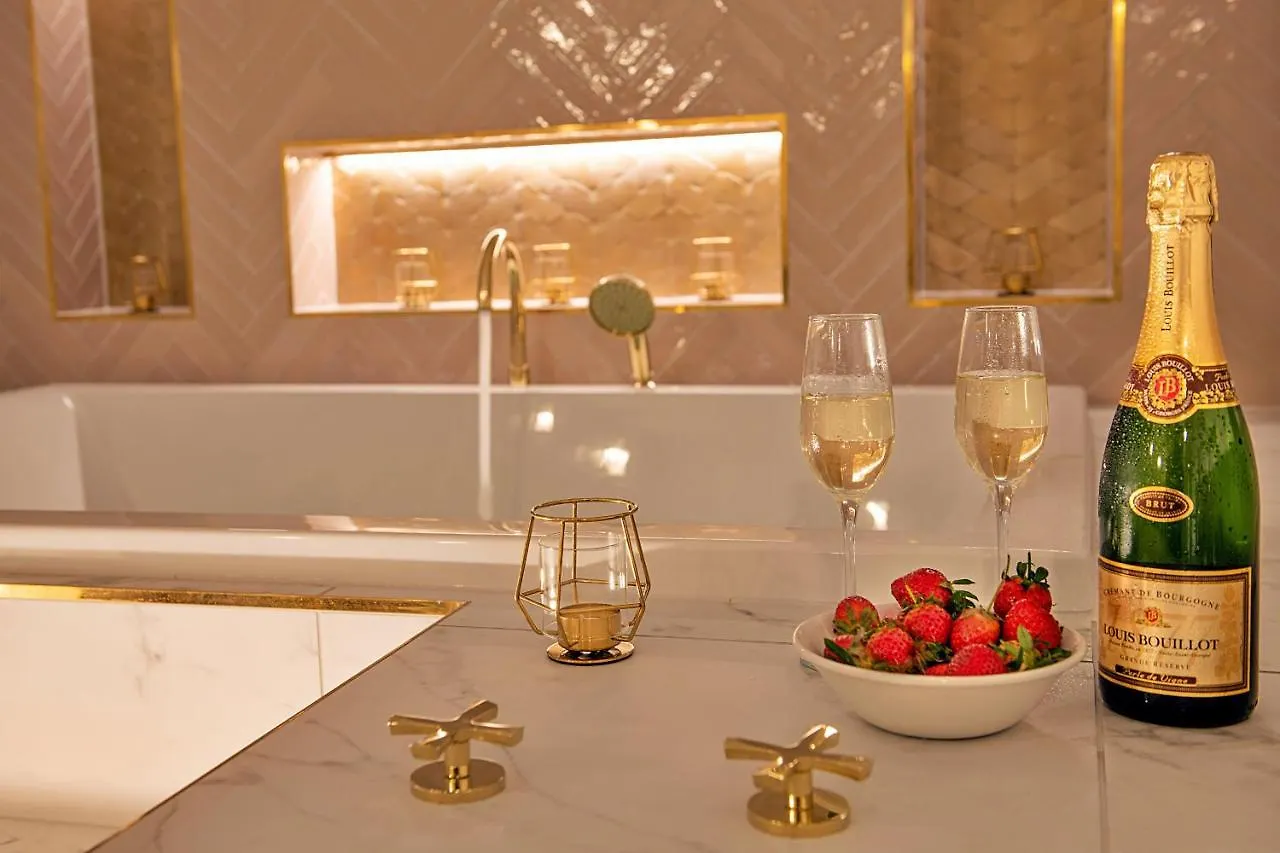 Finest Retreats - Castle House Nottingham - Luxurious Hot Tub Stay 0*,  United Kingdom