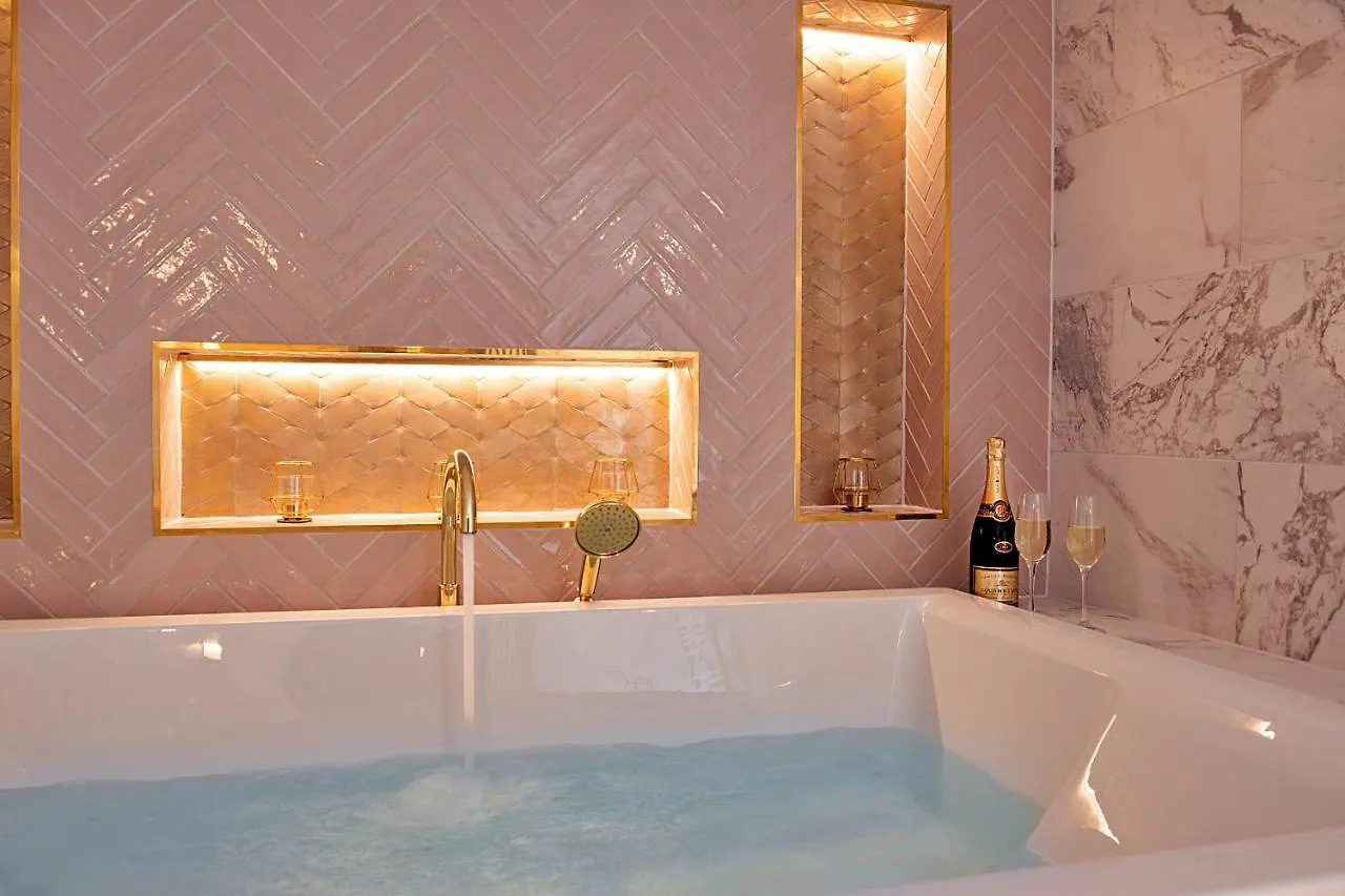 Finest Retreats - Castle House Nottingham - Luxurious Hot Tub Stay Holiday home